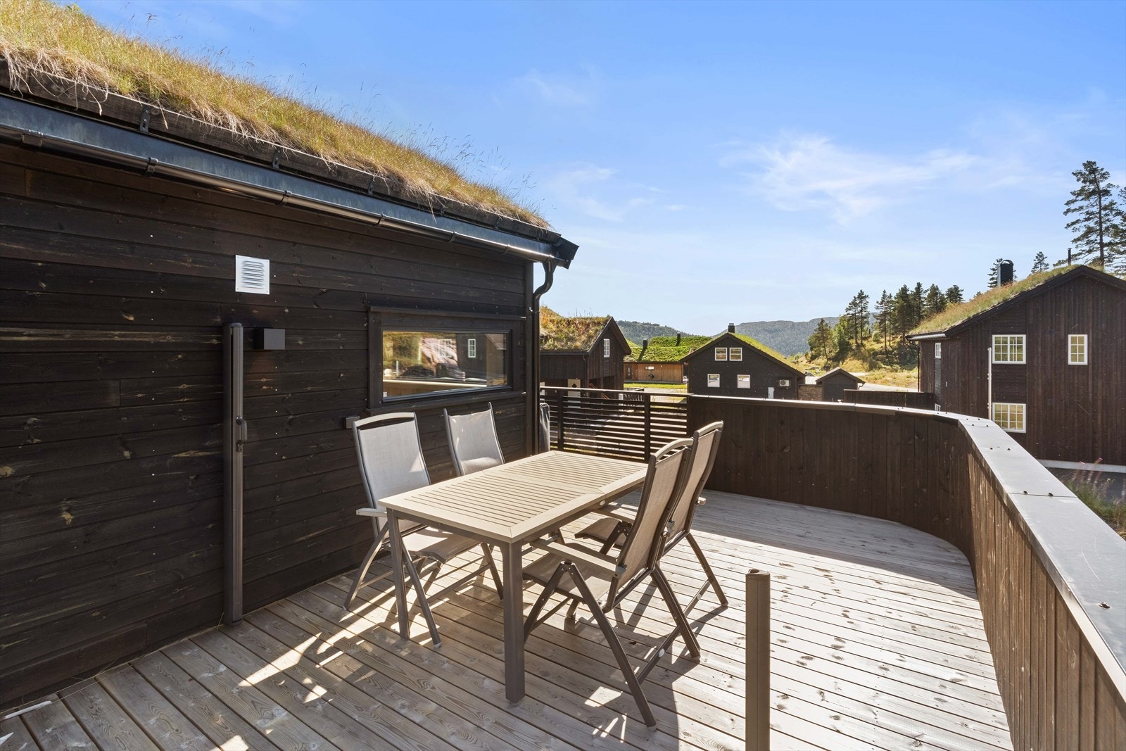 Terrassen er svært romslig med plass til grillplass og sittegruppe. Galleribilde