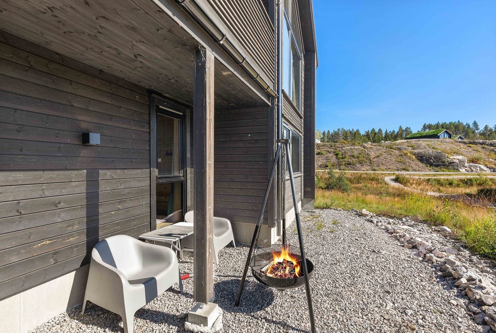 Fint uteområde fra 1. etasje med overbygg. Galleribilde