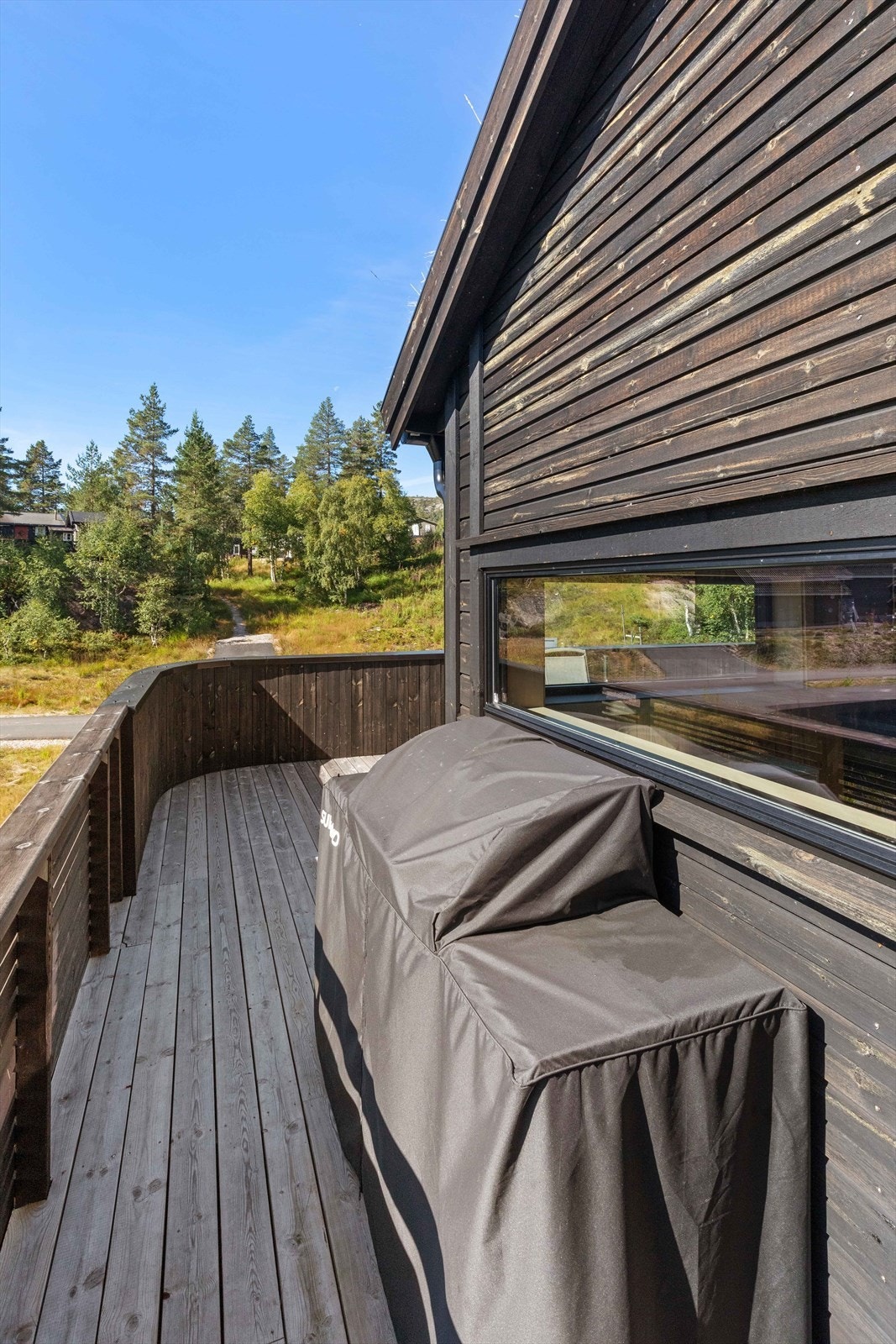 Stor terrasse hvor man kan nyte kveldssolen. Galleribilde