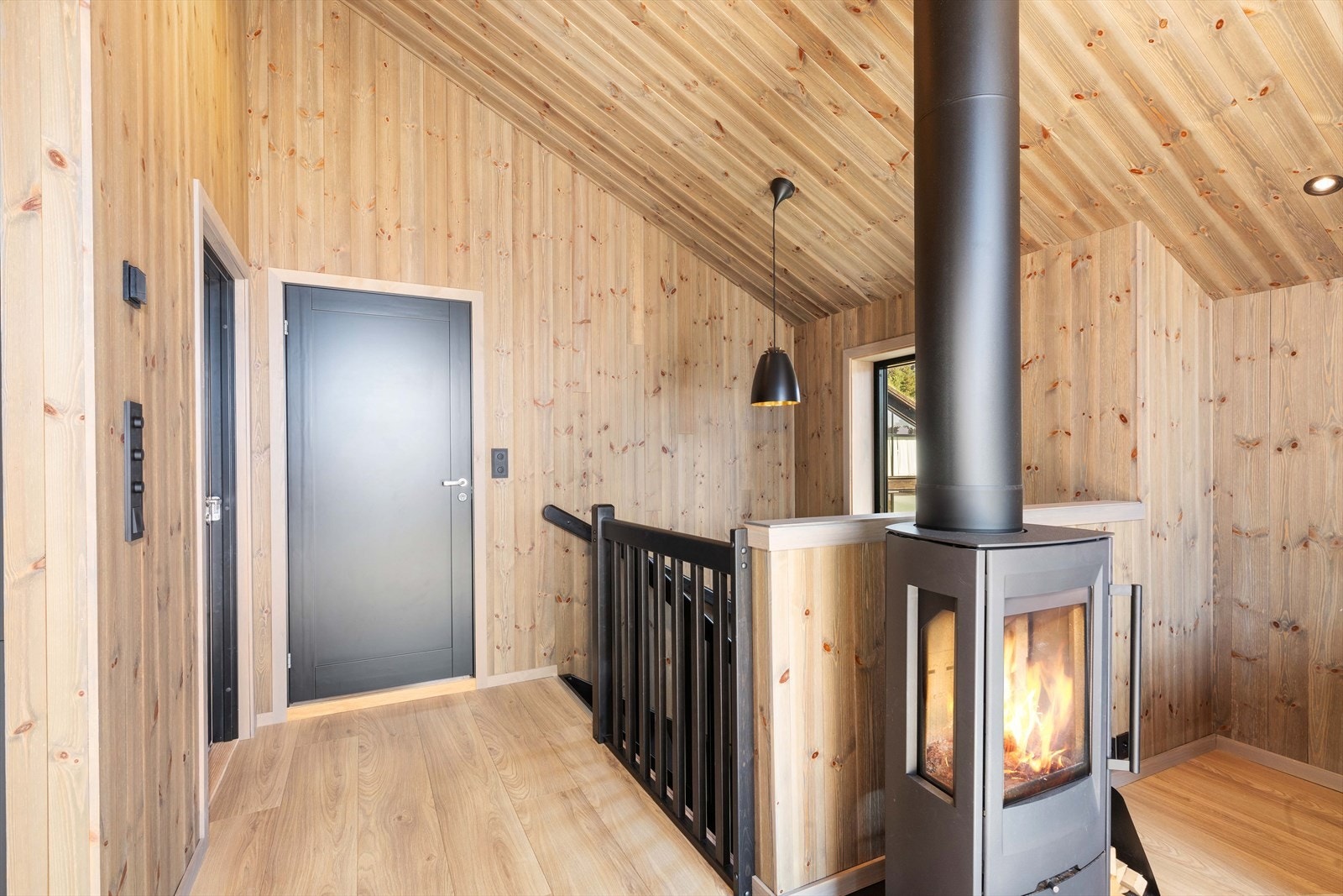 Døren rett frem er til bad og døren til venstre er til soverom. Galleribilde