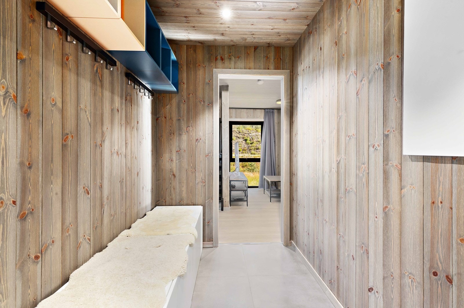 Åpent inn fra entre til tv-stue. i entre er det også downlights. Galleribilde