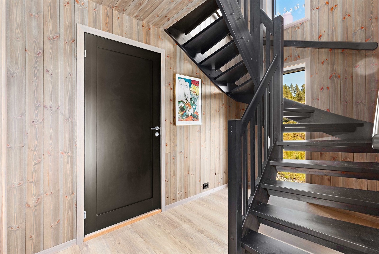 Gang med trapp opp til hovedetasje. Døren man ser på bildet er inn til bad. Galleribilde