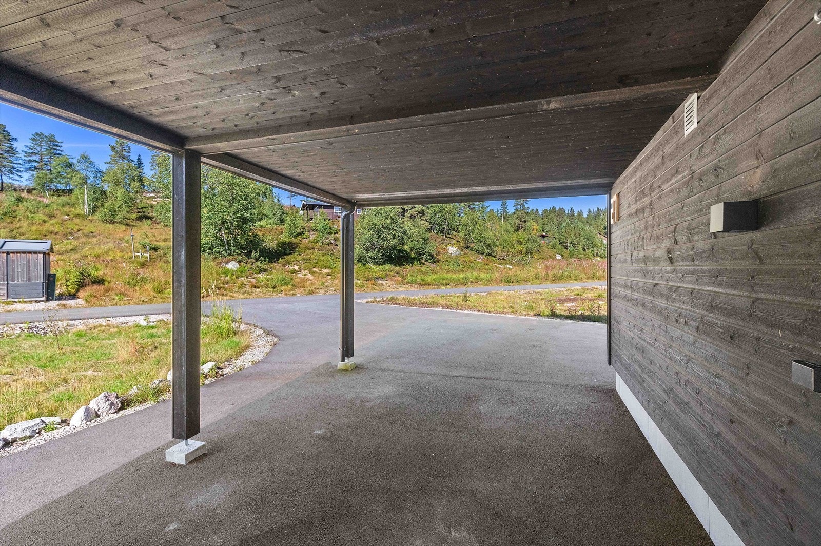 Carport. Her er det også lagt inn elbil lader. Galleribilde