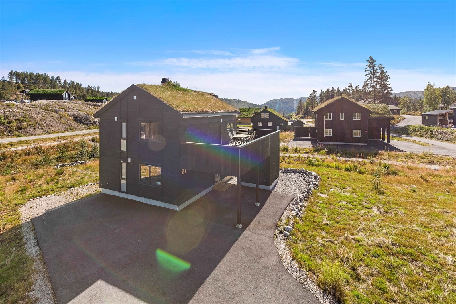 Gode parkeringsmuligheter like ved hytta. Her er både carport og praktisk overbygg over inngangsparti samt god plass til parkering på gårdsplass. Galleribilde