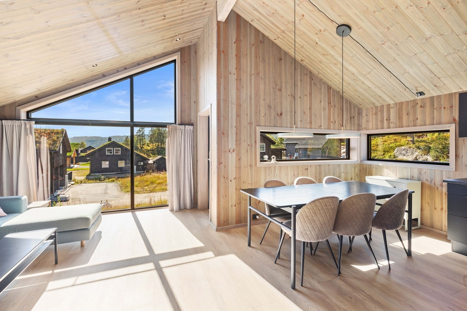 Godt med vinduer som slipper inn dagslys. Galleribilde