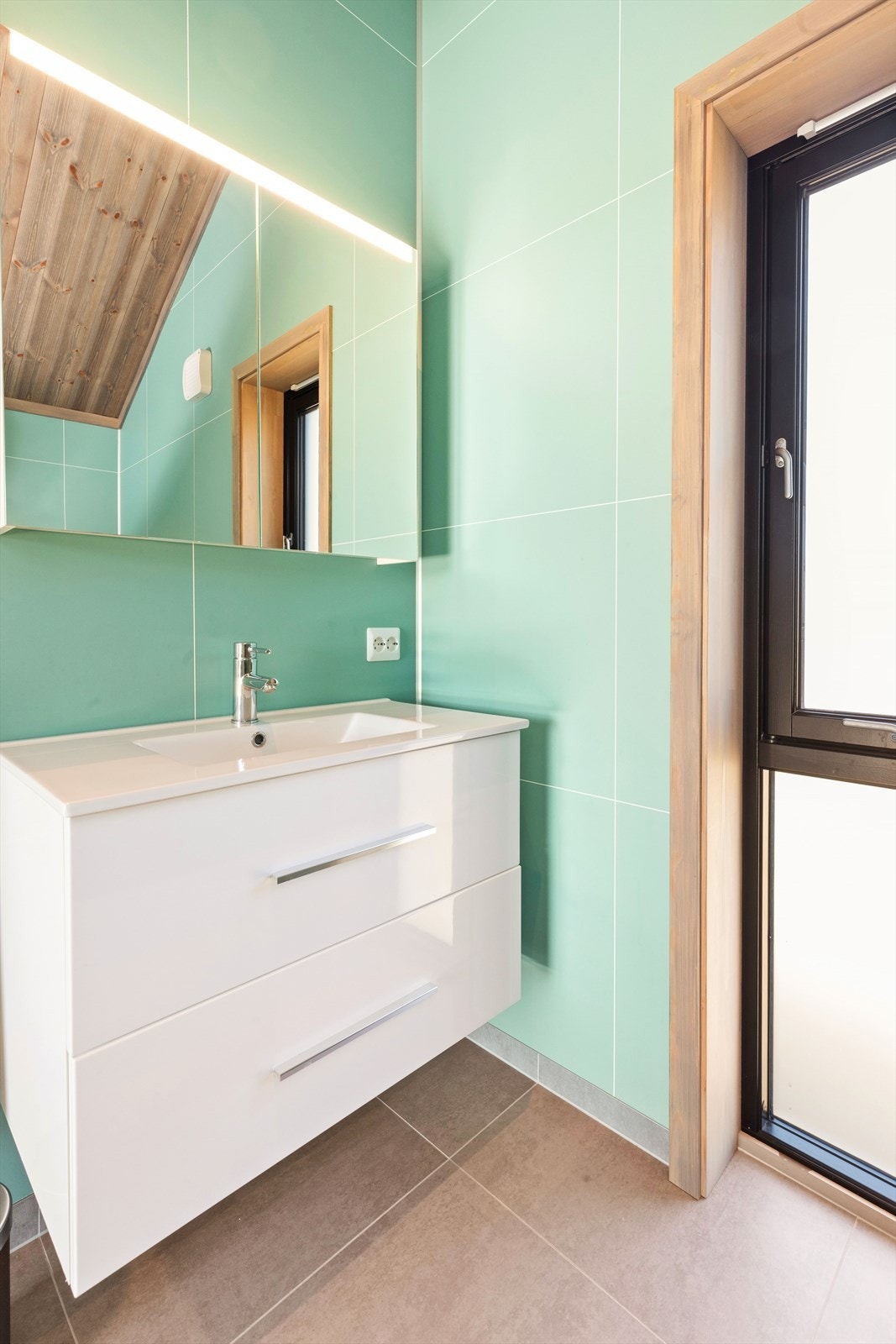 Her er downlights i tak og praktisk lys i speil. Galleribilde