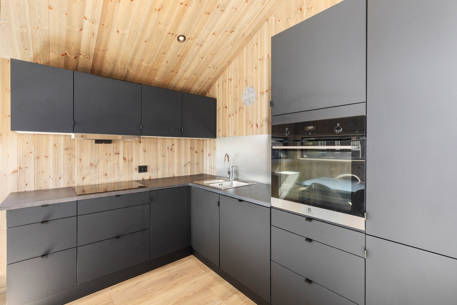 Her er det integrerte hvitevarer og god skap og benkeplass. Galleribilde