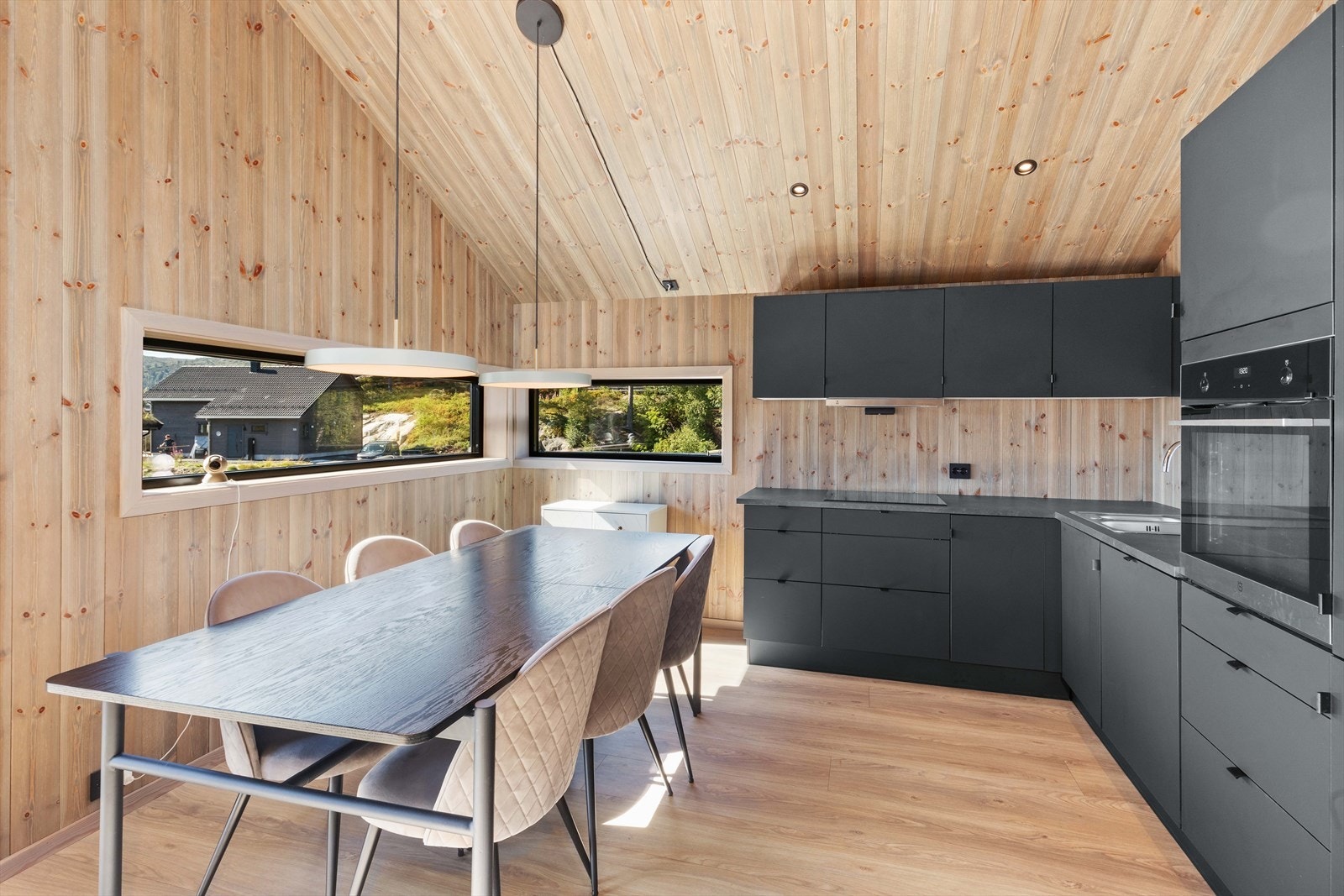 God plass til stor spisegruppe. Galleribilde