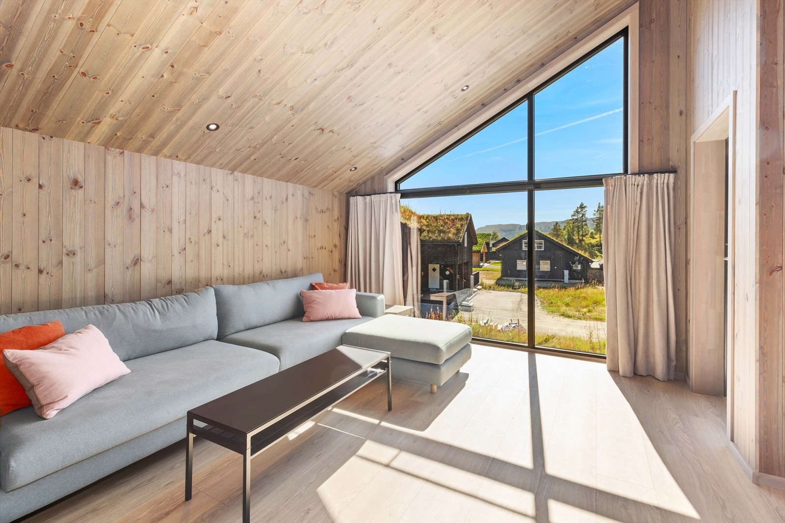 Store vindusflater som gir godt med lys og en fantastisk utsikt. Galleribilde