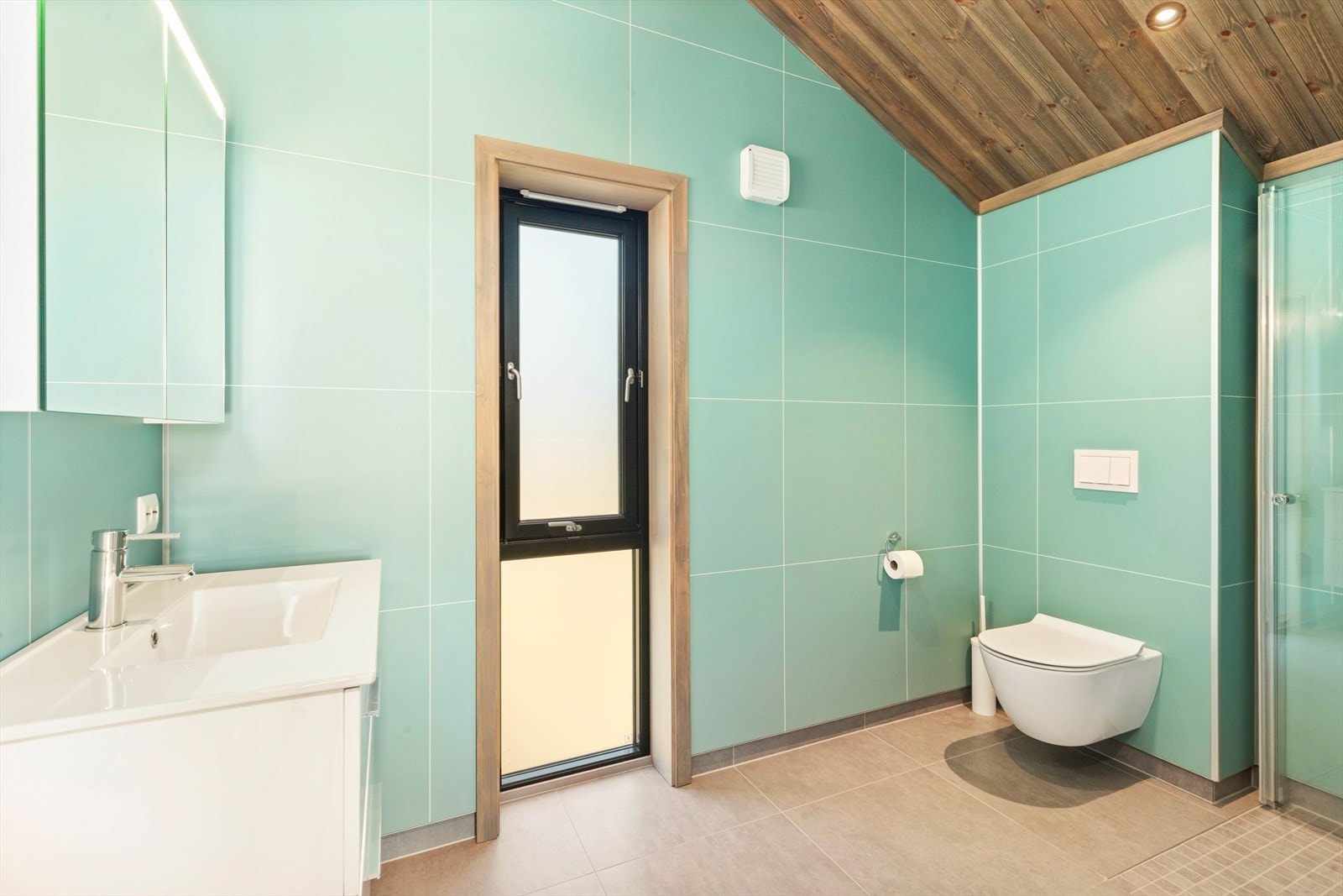 Bad i 2. etasje. Her er fliser på gulv med varmekabler. Galleribilde