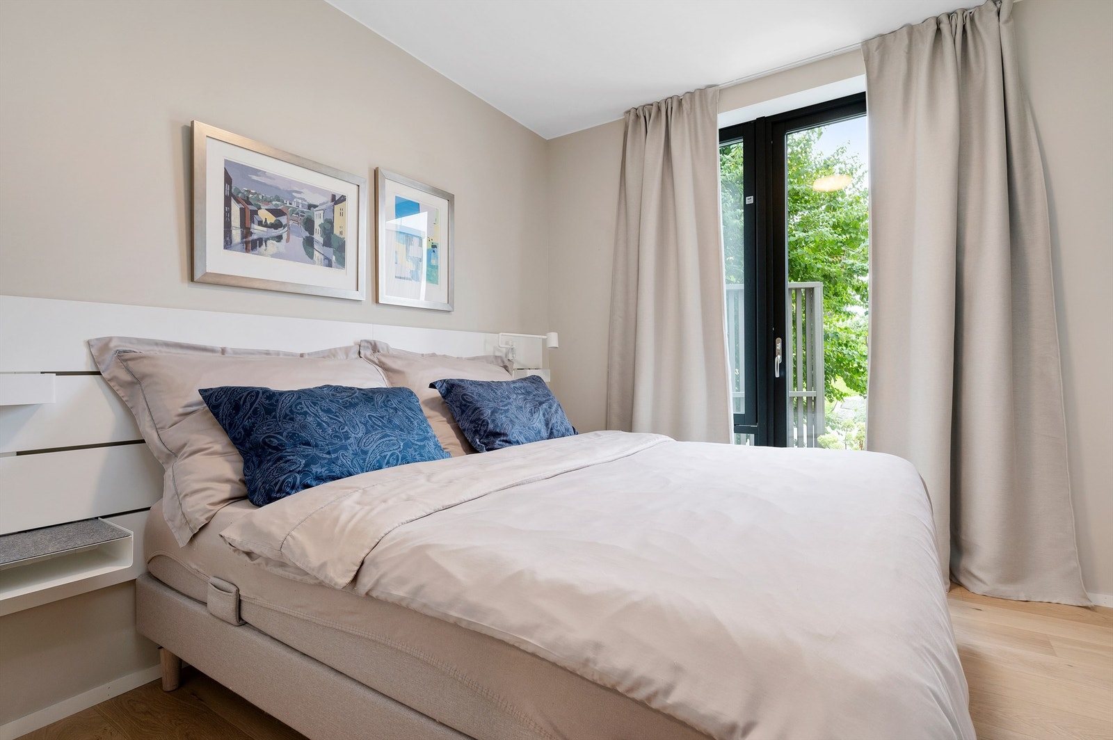 Hovedsoverommet måler 9 kvm, og ligger i direkte tilknytning til både eget bad og garderoberom. Galleribilde