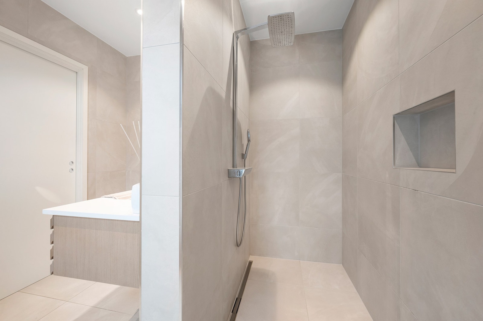 Dusjen er plassert i egen nisje med stor og herlig regndusj. Galleribilde