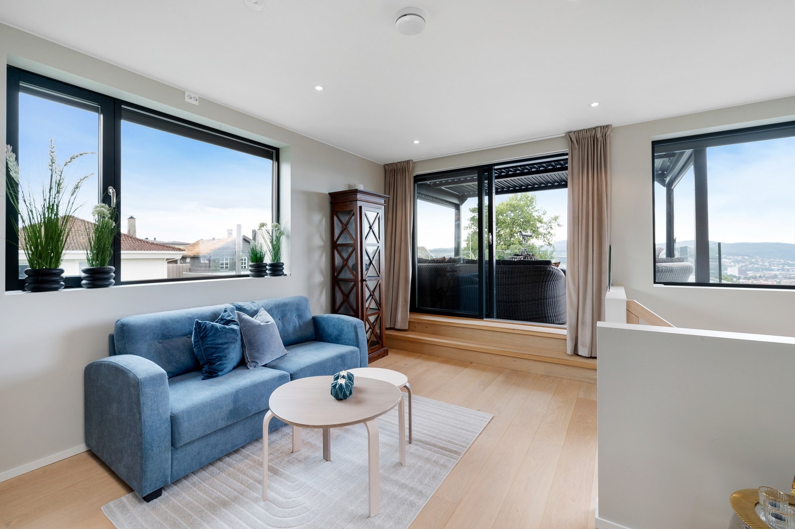 Øverste etasje har en hyggelig loftstue, bad og to gode soverom, samt utgang til den herlige takterrassen med enestående utsikt. Galleribilde