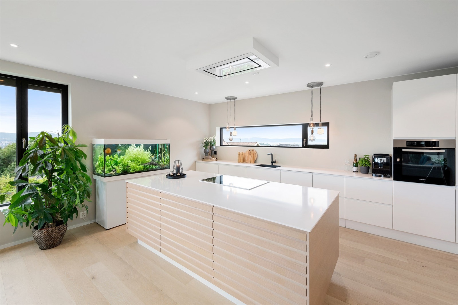 Oppholdssonen på midtre plan er vakkert rom med åpen løsning. Galleribilde