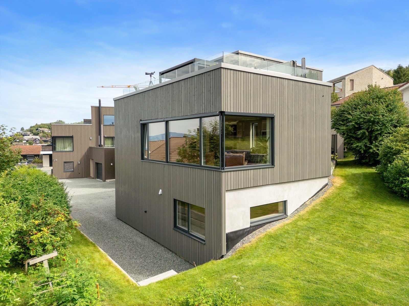 Tomta måler 388 kvm, og er opparbeidet med grusdekke, plen, beplantning, terrasse, diverse støttemurer og biloppstillingsplasser. Galleribilde