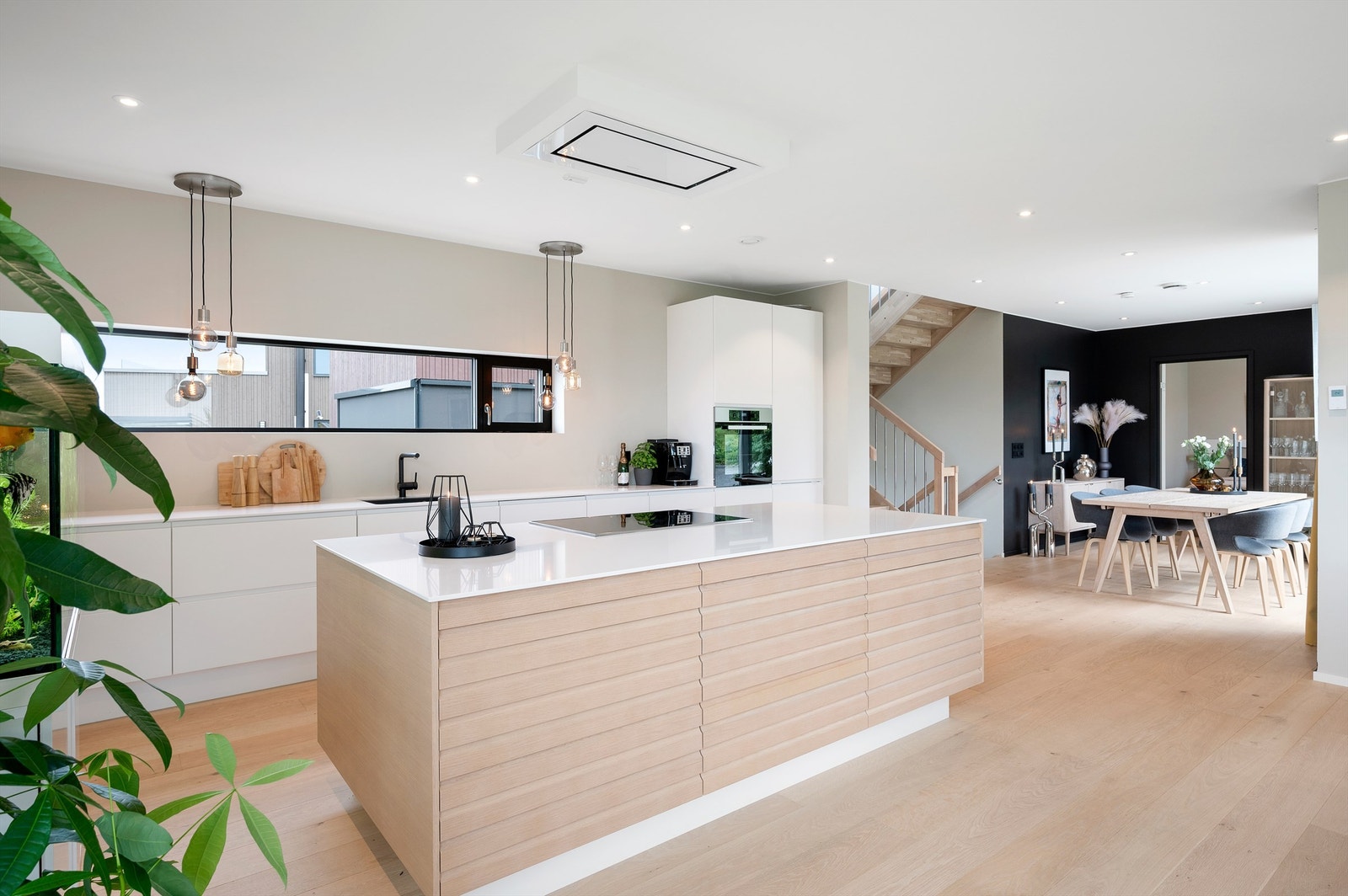 Kjøkkeninnredningen er fra JKE Design, med solide hvitevarer fra Miele. Galleribilde