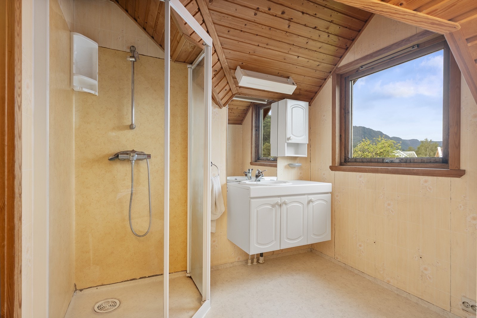 Bad i 2. etg. er fra byggeår og trenger renovering, se tilstandsrapport Galleribilde