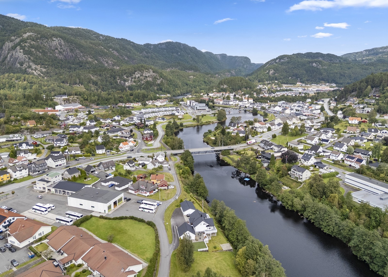 Eiendommen ligger rolig og tilbaketrukket fra vei Galleribilde