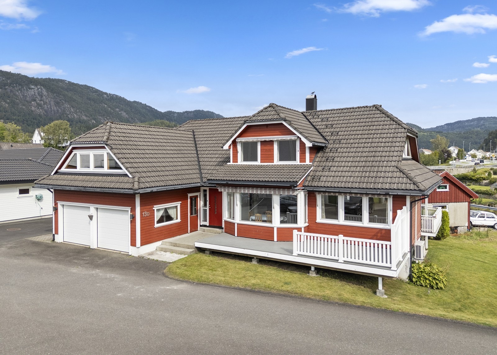 En stor enebolig i sentrum, med dobbel garasje og gåavstand til det meste Galleribilde