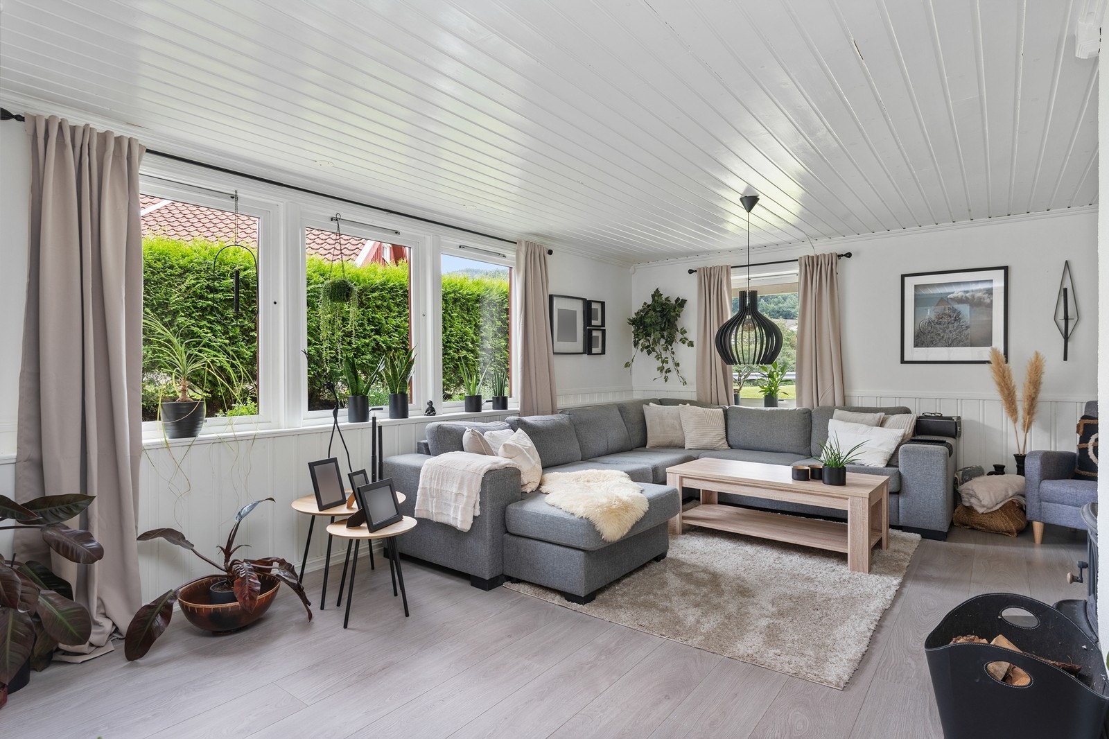 Flott stor stue med store vindusflater Galleribilde