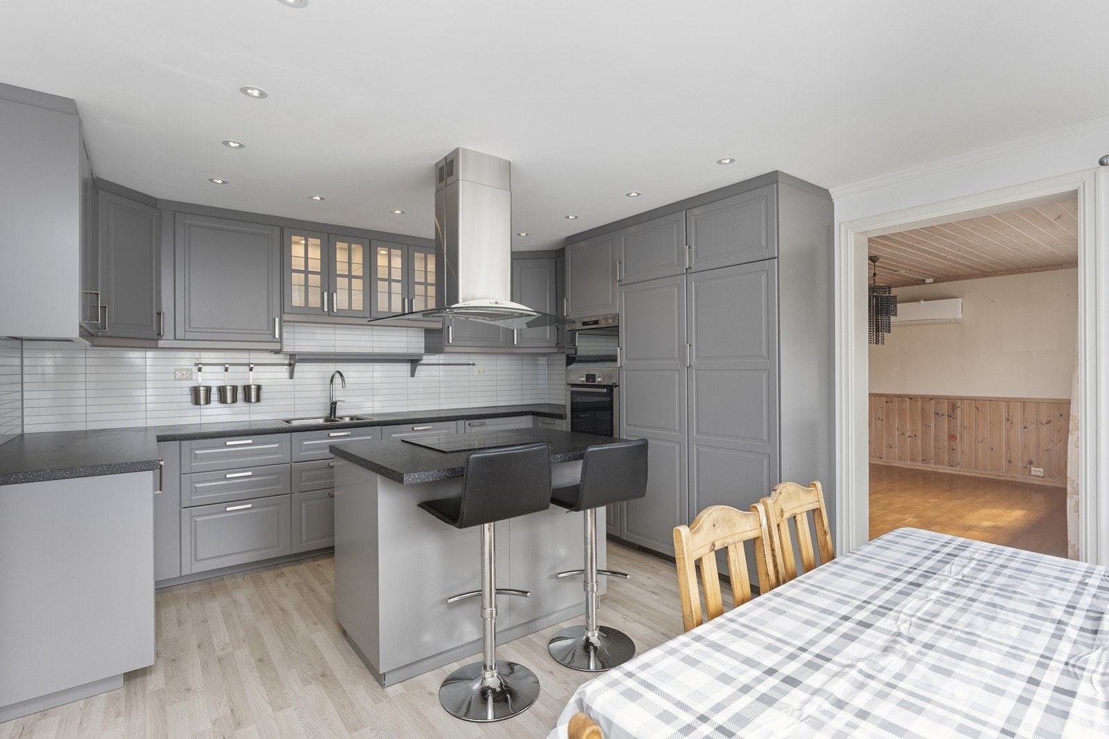 Kjøkkenkroken er godt utnyttet for å sikre god plass til det man trenger. Praktisk kjøkkenøy med stekeplate samt plass til spisebord Galleribilde