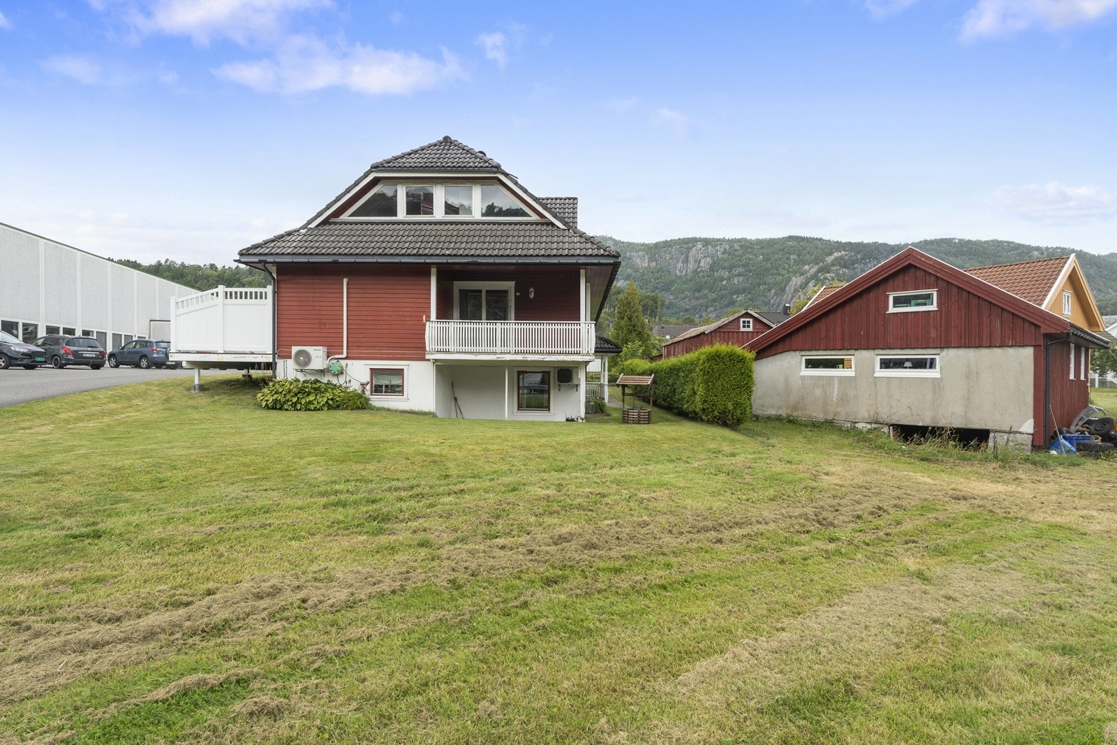 Hagen er idag enkelt opparbeidet så her er muligheter for å sette sitt preg og utnytte denne ved å f.eks. lage ulike soner, sitteområder og beplante Galleribilde