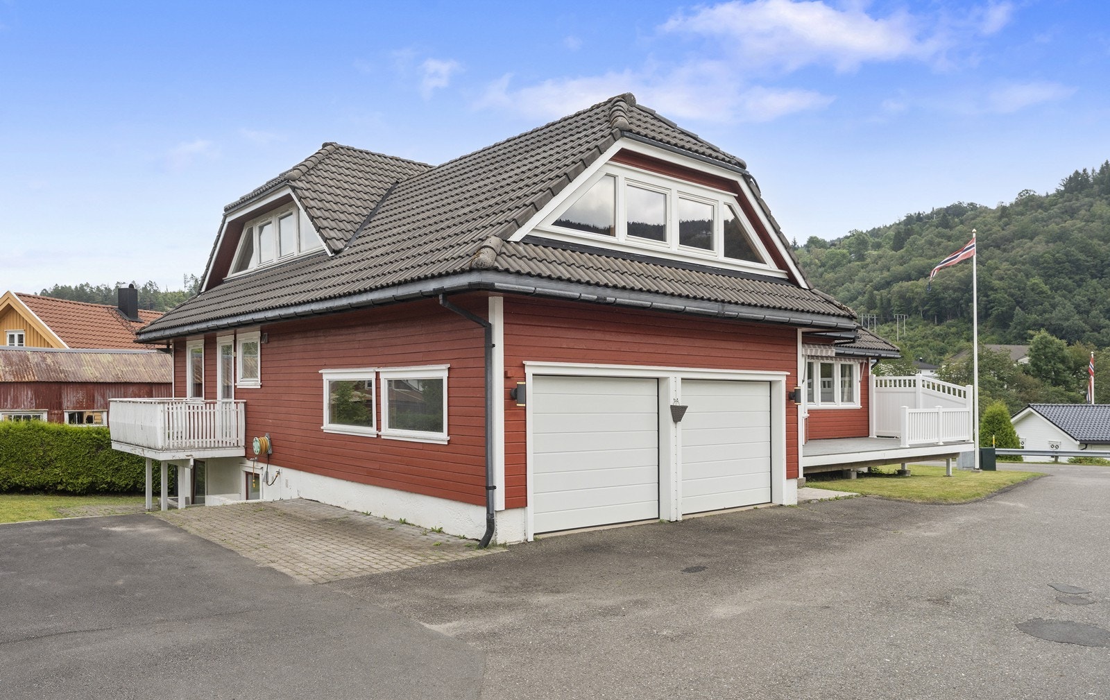 EIendommen har gode parkeringsmuligheter med dobbel garasje og parkering i tun Galleribilde