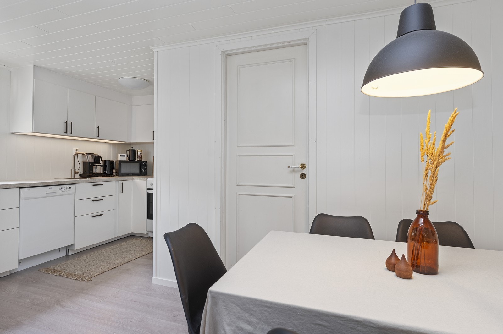 Kjøkken har dør inn til vaskerom og bod Galleribilde