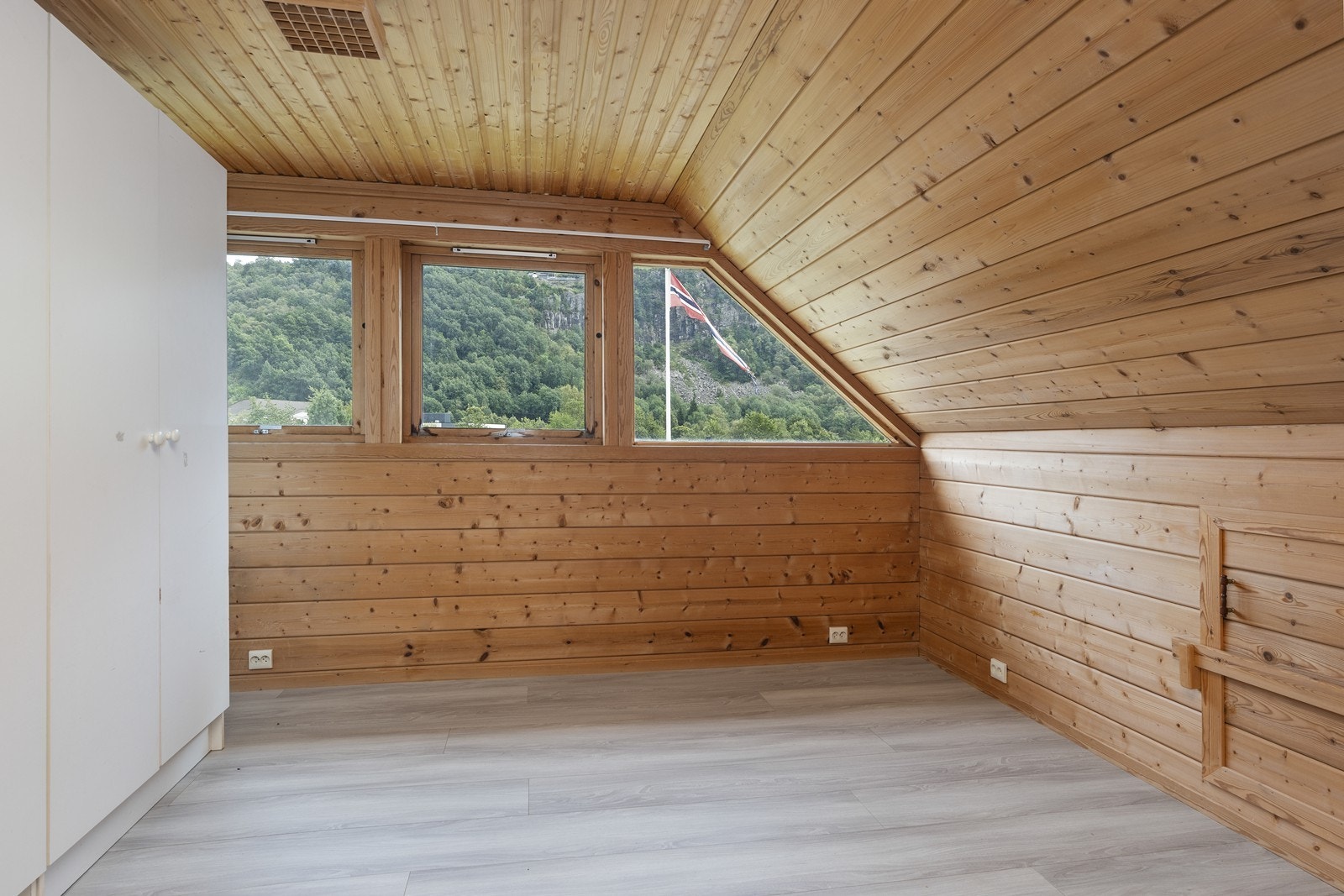 Sov 1 Alle soverommene i øverste etasje har store vindusflater som slipper inn godt med lys. Galleribilde