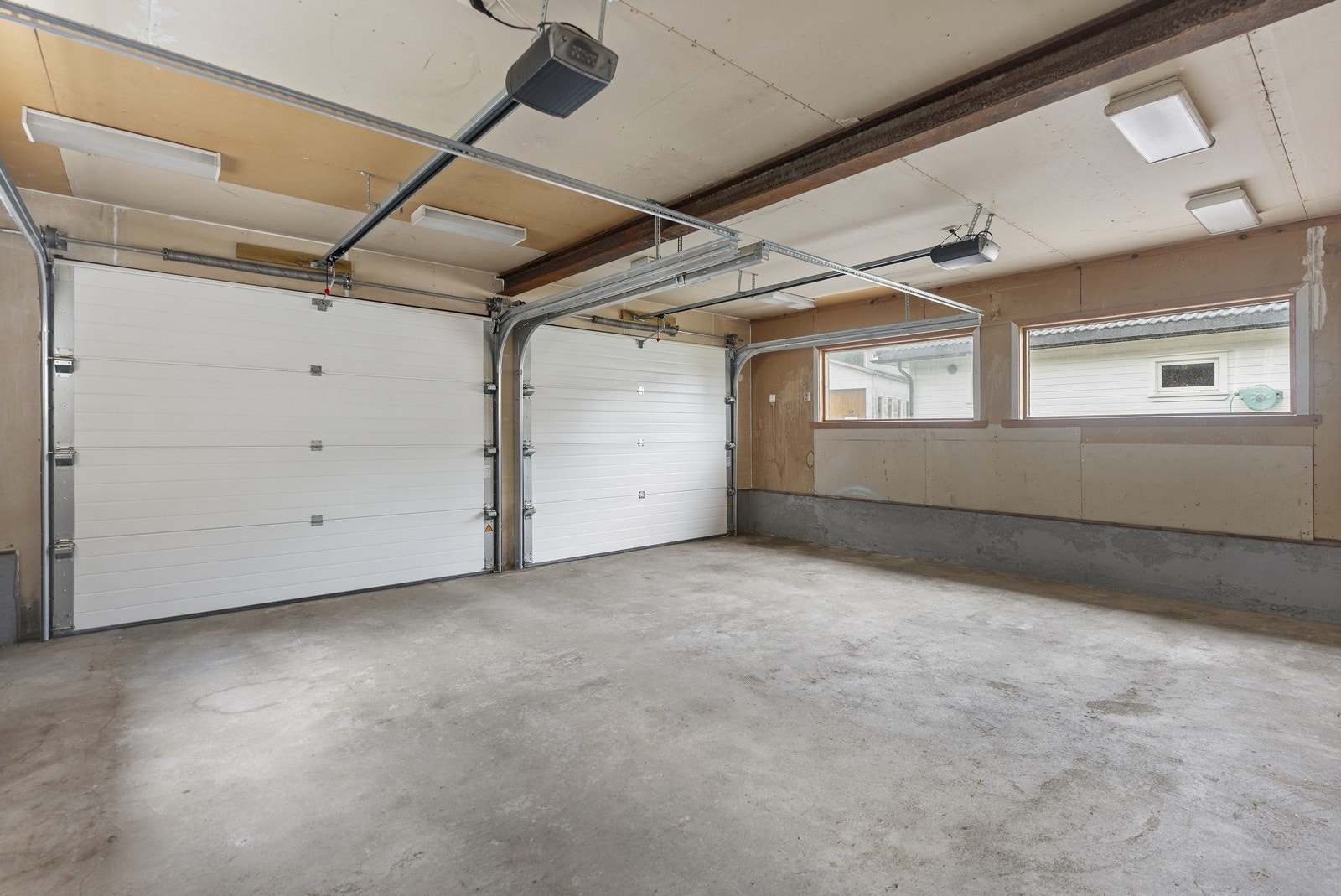 Garasjen er isolert og har elektriske porter Galleribilde