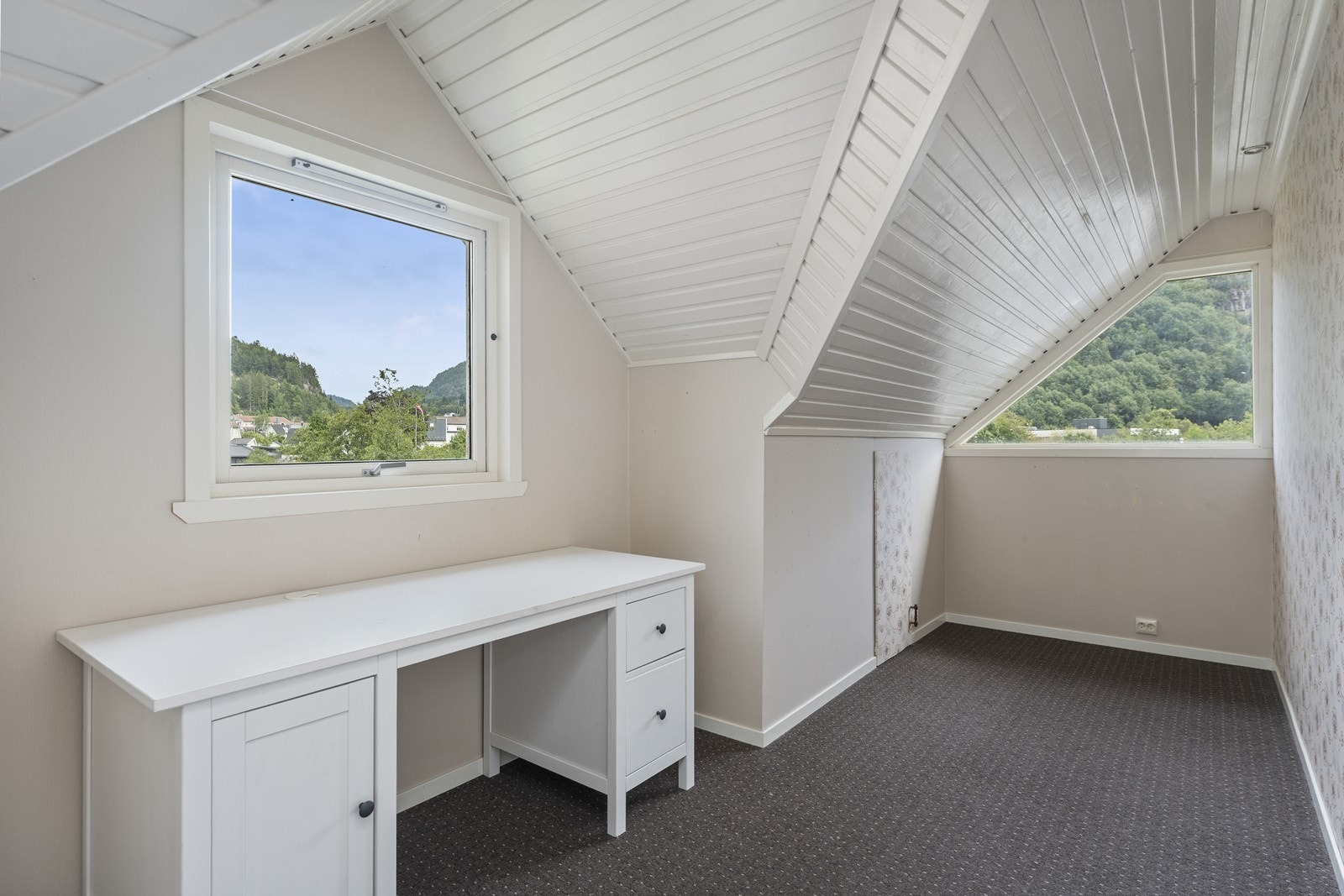 Sov 2 har fått overflatebehandling i senere tid. Malt i moderne farger i tillegg til lunt og behagelig teppegulv. Galleribilde