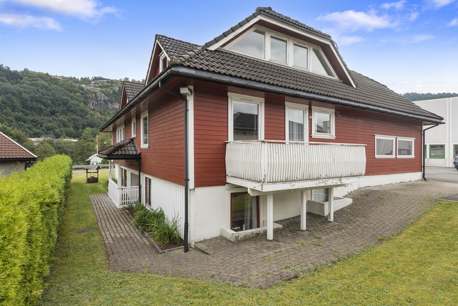 På baksiden med dør ut fra gangen er luftebalkong som er praktisk for lufting av tepper, dyner og lignende. Galleribilde