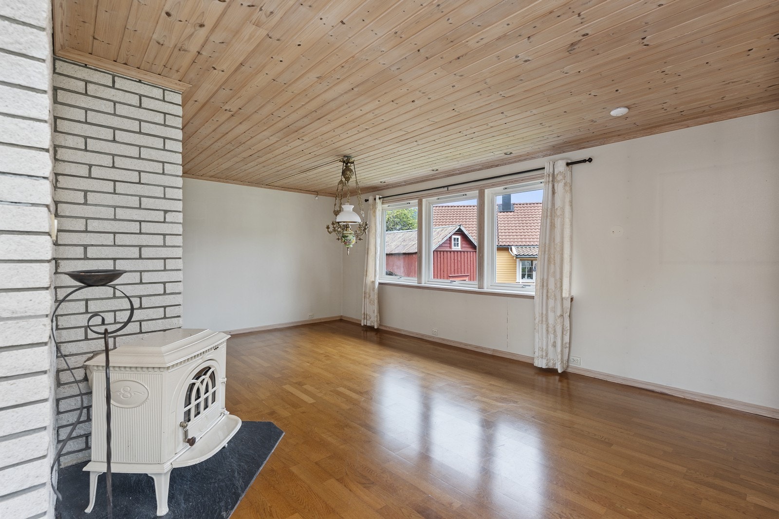 Stua har vedovn og varmepumpeoppvarming Galleribilde