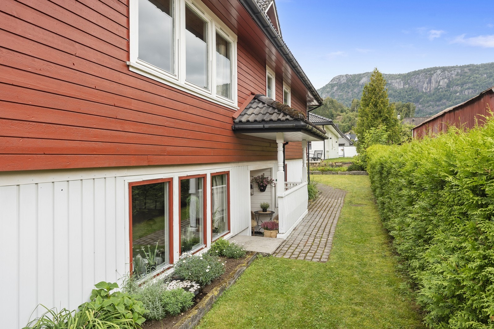 Inngang til kjeller har overbygg og plass til møblering. Galleribilde