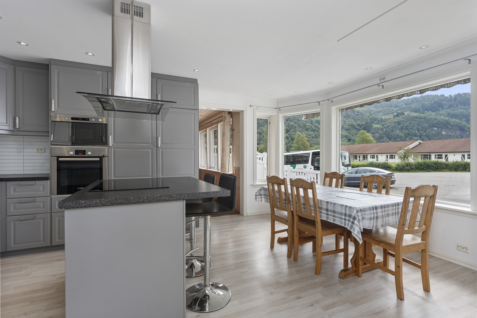 Kjøkken er fra 2013 og har romslig innredning fra Ikea. Galleribilde