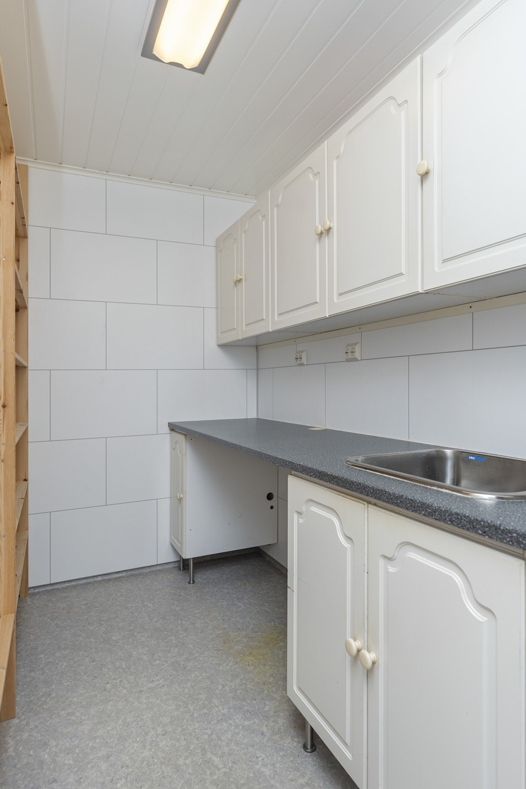 Vaskerom har eldre innredning og god benkplass samt utslagsvask og hyller til venstre Galleribilde