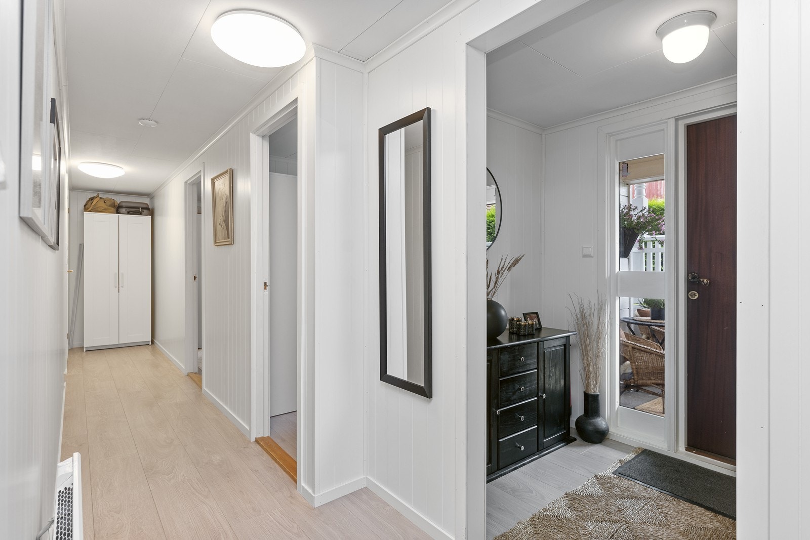 Her ser man to soverom på høyre side og bad til venstre i enden av gangen. Galleribilde