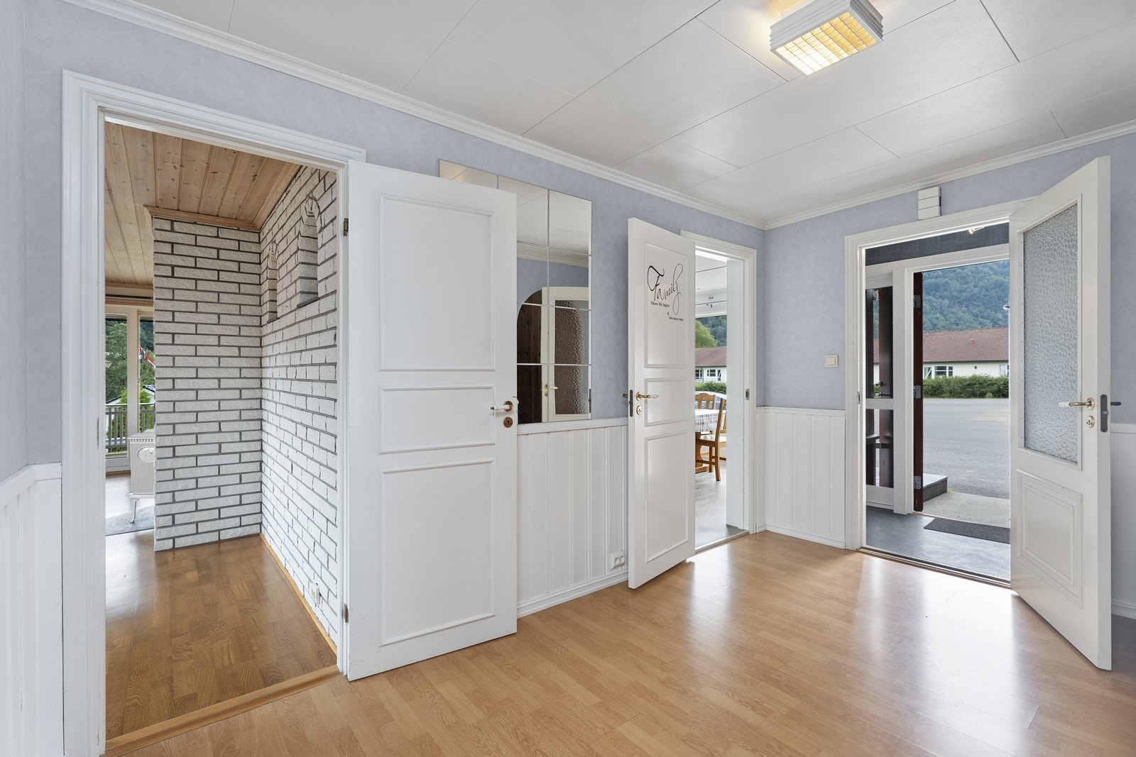 Her har du entre like ved garasje og fra entre er adkomst til gang og kjøkken - enkelt å bære inn varer rett til kjøkkenet når man kommer hjem Galleribilde