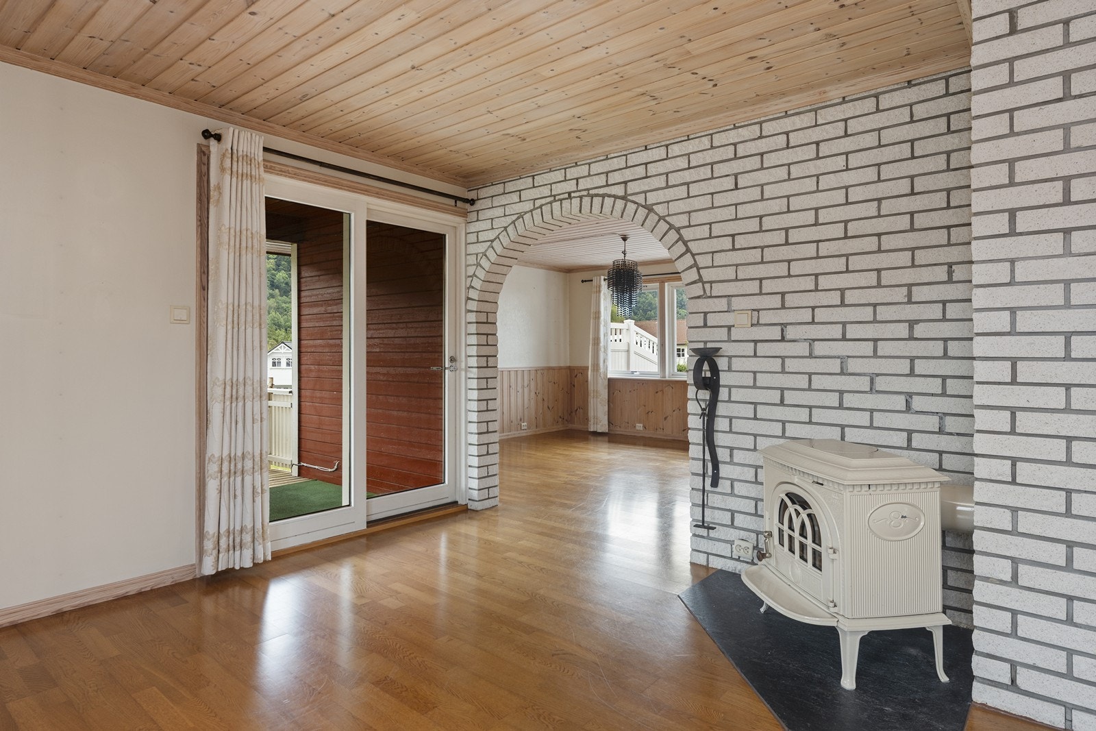 Utgang til terrasse som har overbygg slik at man kan sitte ute uansett vær og årstid. Galleribilde