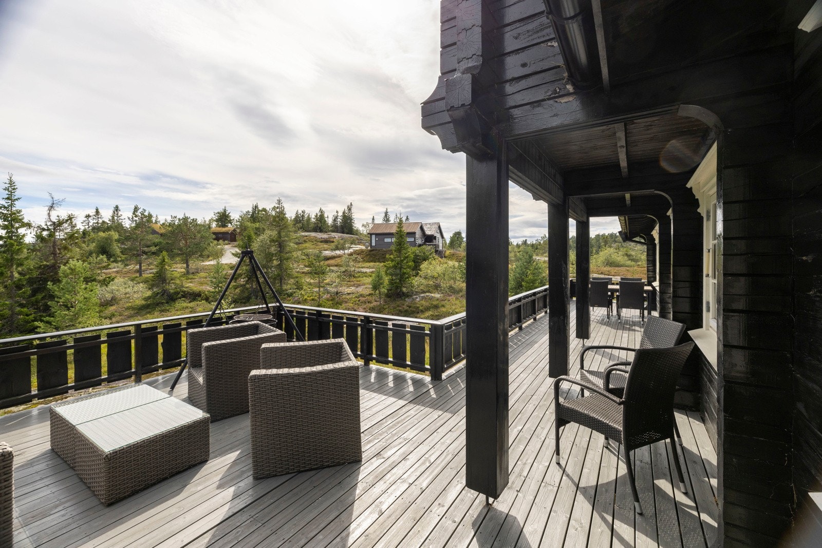 Den romslige terrassen byr på svært gode møbleringsmuligheter og gir deg en perfekt arena for sosiale sammenkomster. Galleribilde