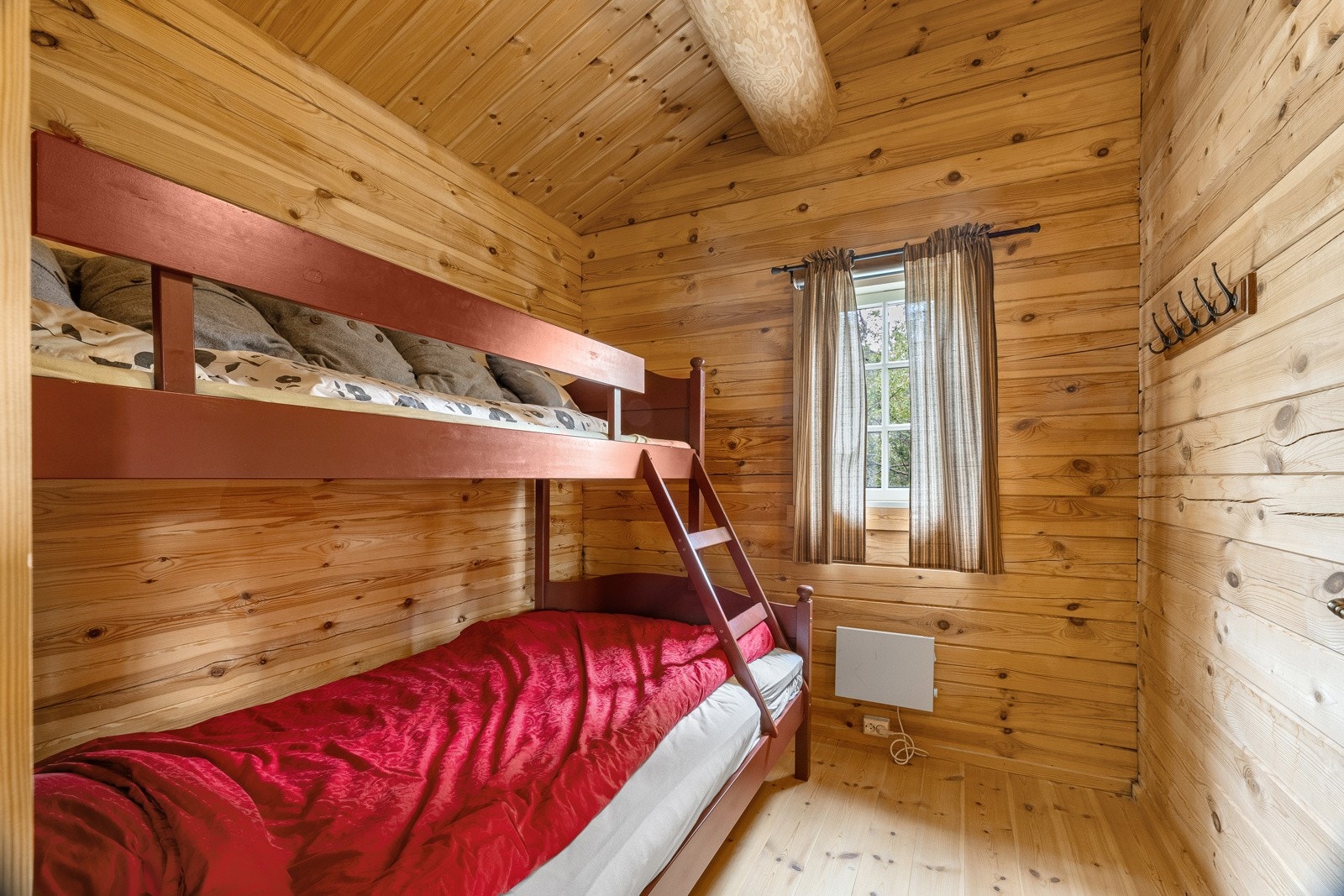 Rommene er romslige og innbydende, møblert med både dobbeltseng og køyesenger, noe som gir gode overnattingsmuligheter for familie og gjester. Galleribilde