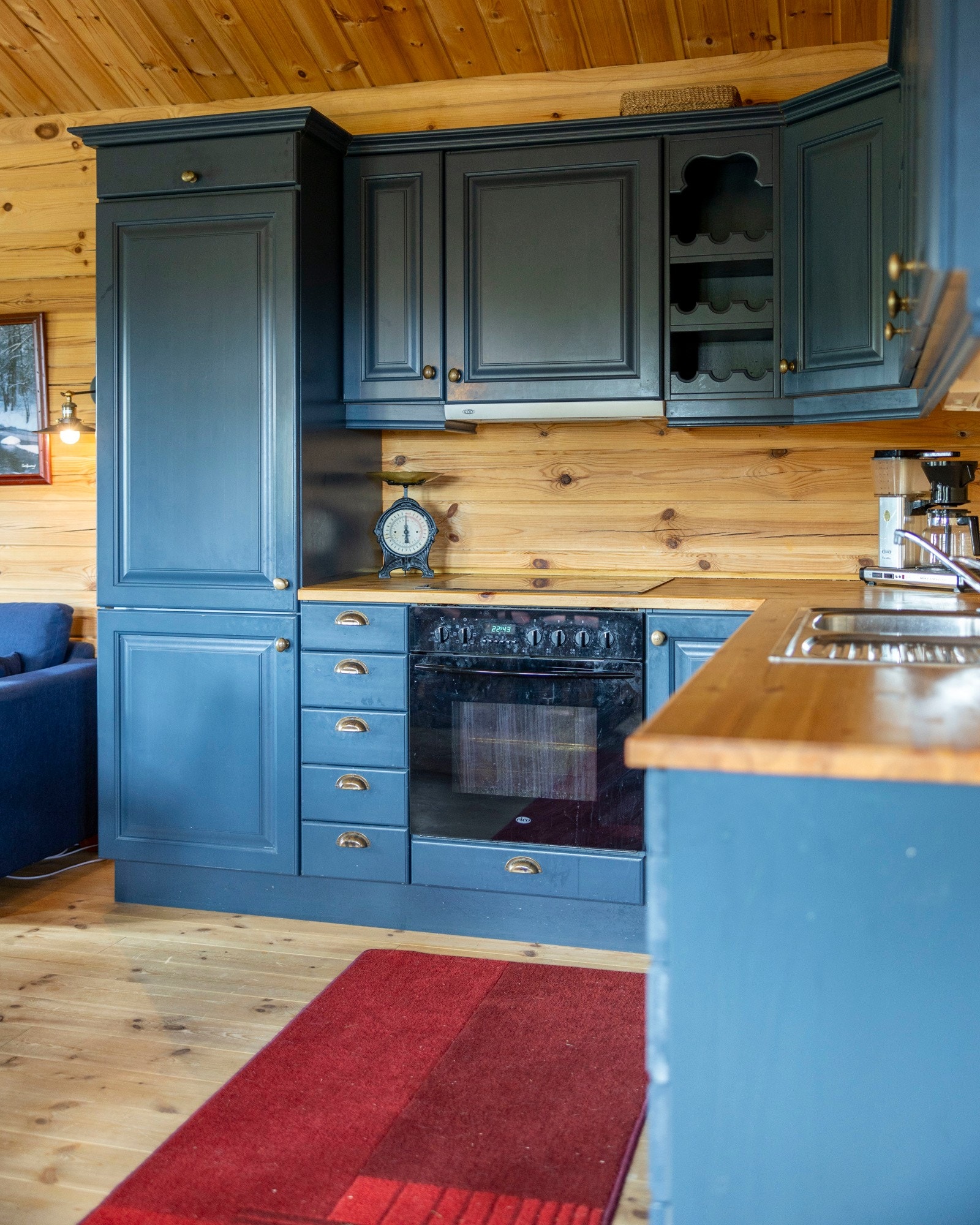 Løsningen er funksjonell med integrerte hvitevarer, herunder kjøl/fryseskap, komfyr og platetopp. Galleribilde