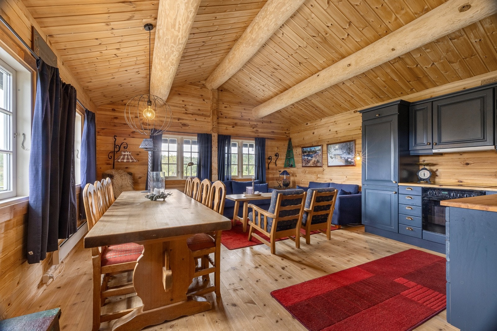 I tillegg er det rikelig plass til et stort spisebord, perfekt for å samle familie og venner til gode måltider og sosiale stunder etter en dag ute i naturen. Galleribilde