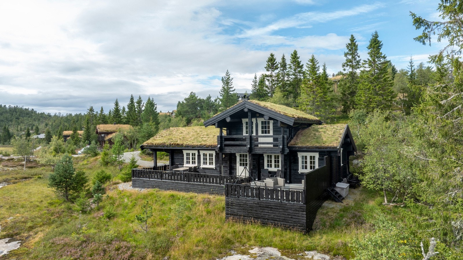 Rett utenfor hytteveggen ligger alt til rette for at både barn og voksne skal kunne trives når de er på ferie på hytta. Galleribilde