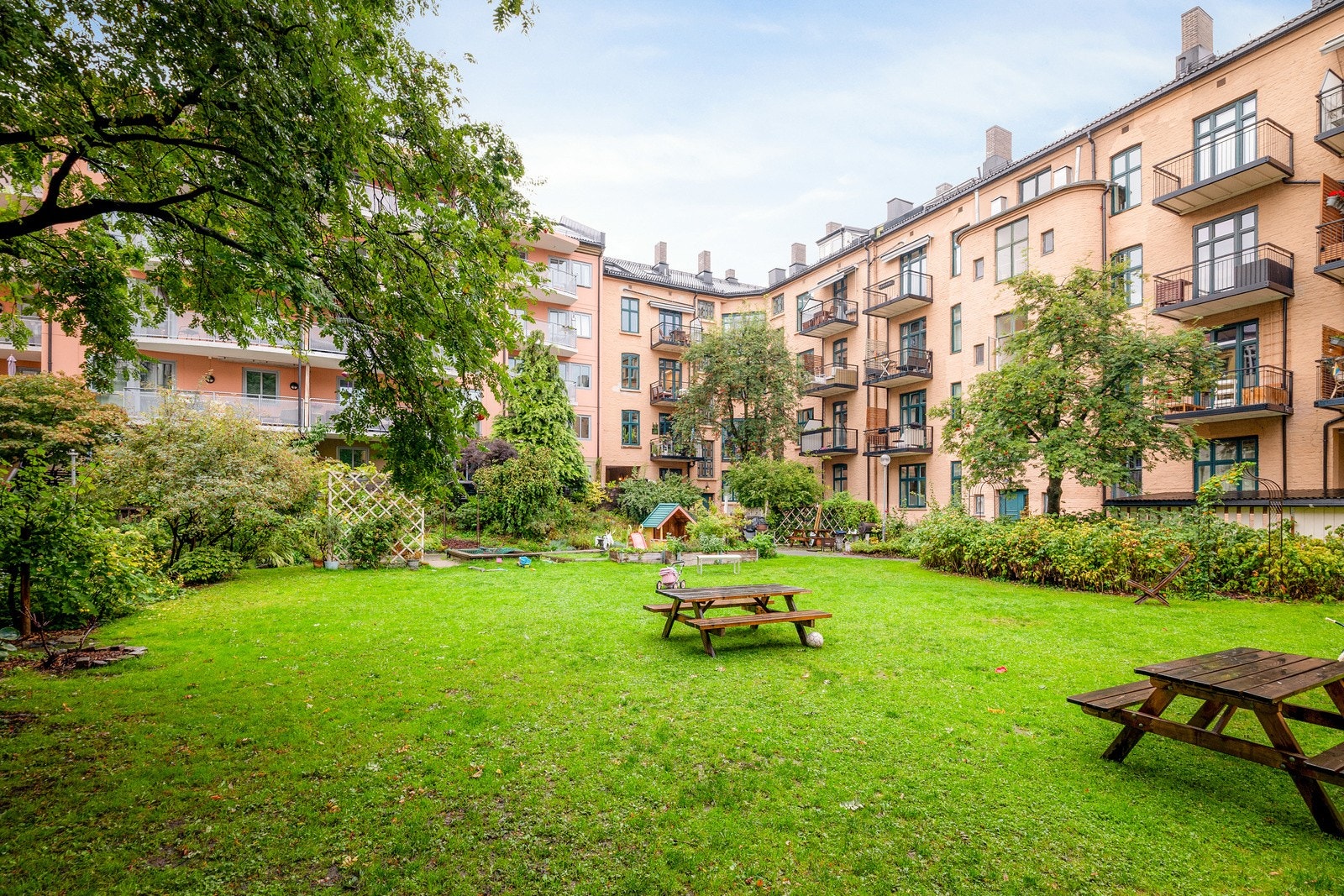 Sameiet har en idyllisk bakgård med sittegrupper, grillplass, lekeutstyr og sykkelparkering (deles med flere sameier og borettslag). Galleribilde