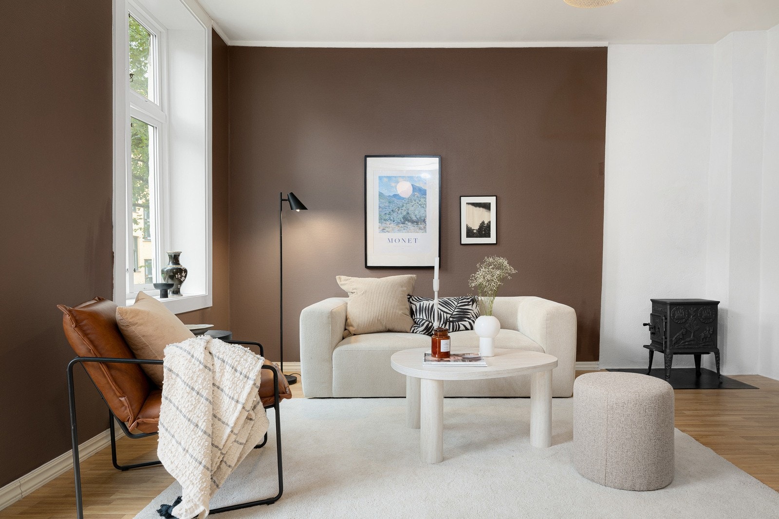 Store vindusflater slipper inn rikelig med naturlig lys og skaper en god romfølelse. Galleribilde