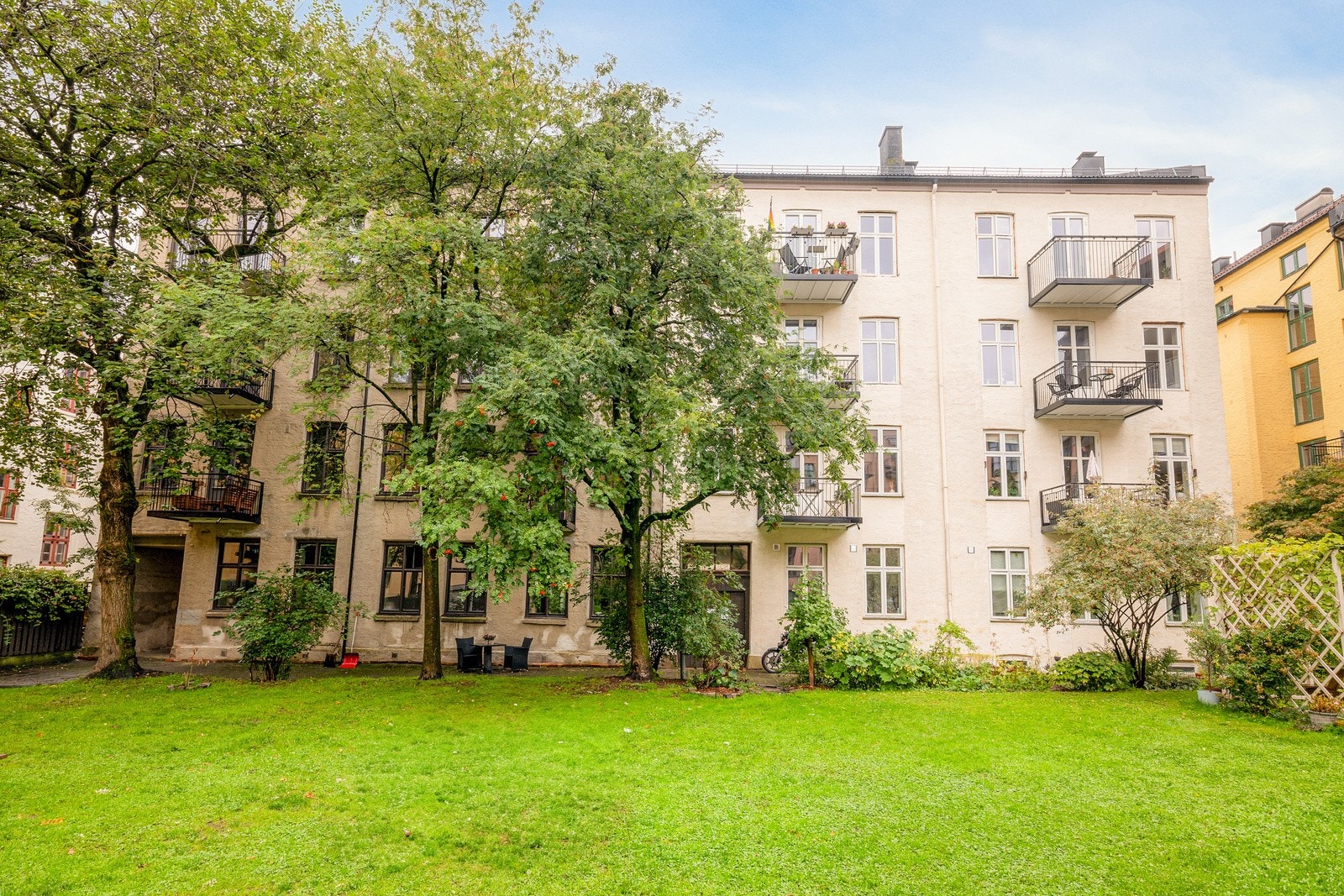 Grünerløkka byr på en unik kombinasjon av sjarmerende smågater, kaffebarer på hjørnet, grønne parker og pulserende byliv. Galleribilde