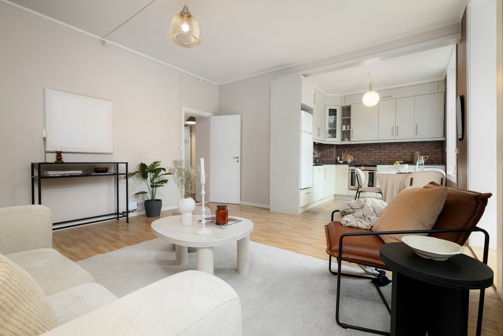 Stuen byr på gode møbleringsmuligheter med plass til sofagruppe, tv-seksjon og spisebord. Galleribilde