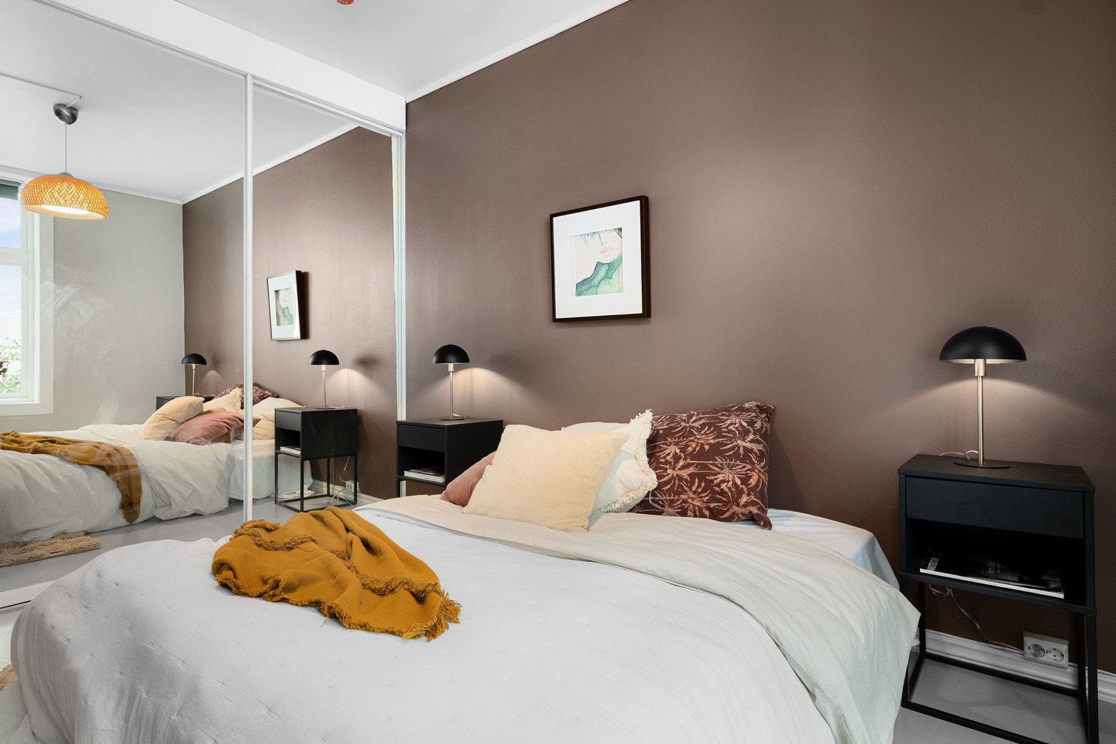 Det er gode oppbevaringsmuligheter i skyvedørsgarderobe med speilfronter. Galleribilde
