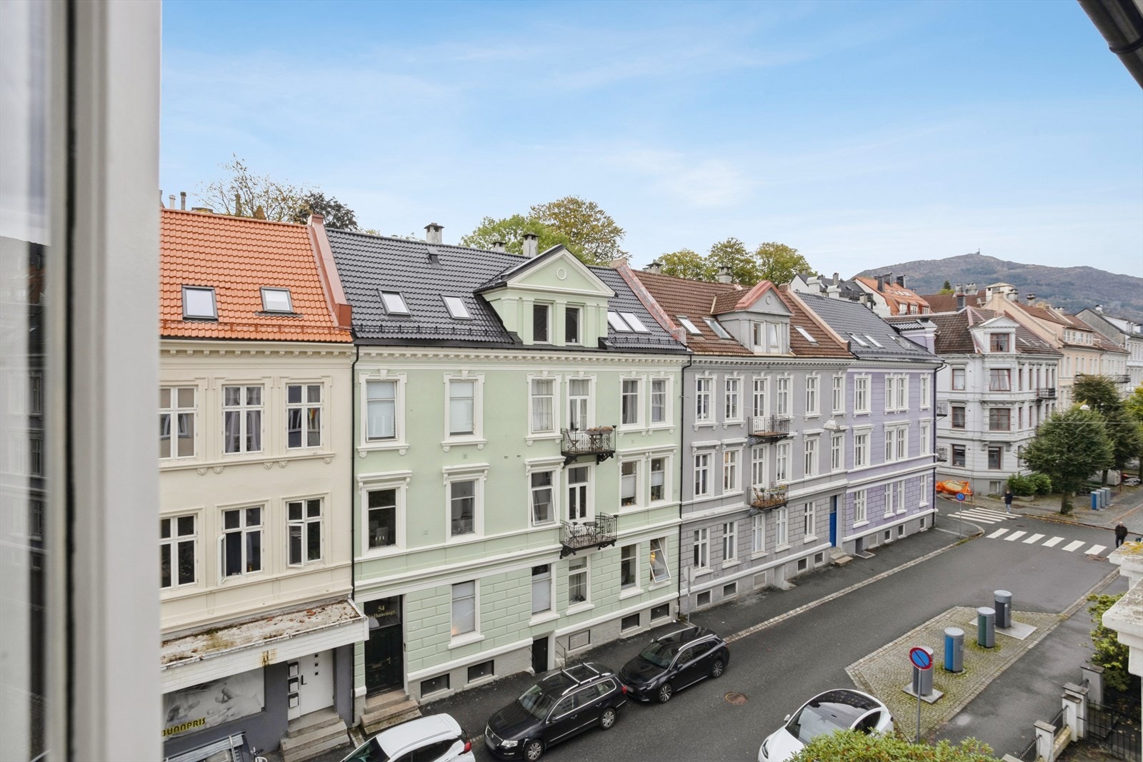 Stuevinduet gir deg en fin utsikt over det trivelige nabolaget. Galleribilde